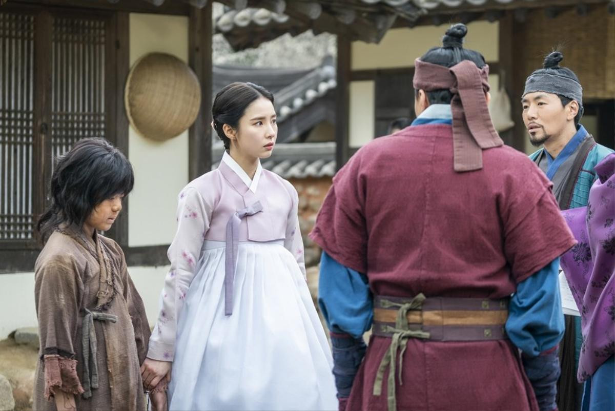 MBC phát hành hình ảnh đầu tiên của 'Mỹ nữ mặt đơ' Shin Se Kyung trong phim 'Rookie Historian Goo Hae Ryung' đóng cùng Cha Eun Woo Ảnh 4