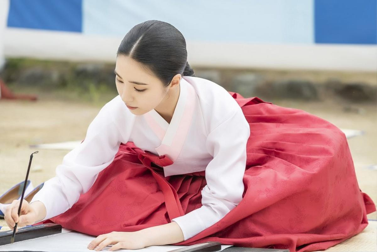 MBC phát hành hình ảnh đầu tiên của 'Mỹ nữ mặt đơ' Shin Se Kyung trong phim 'Rookie Historian Goo Hae Ryung' đóng cùng Cha Eun Woo Ảnh 2