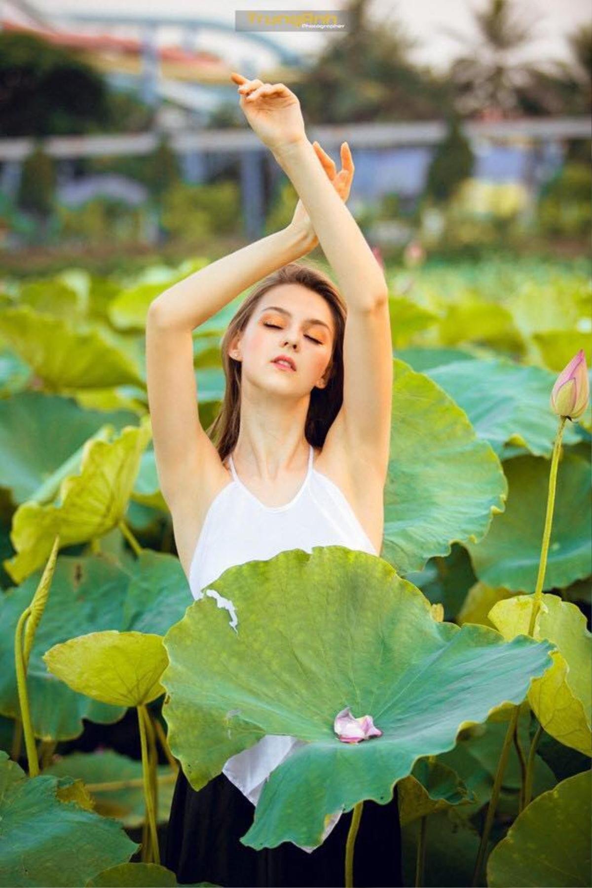 Chẳng cần chiêu trò khoả thân phản cảm, bộ ảnh cô gái Tây dịu dàng bên hoa sen và áo dài cũng đủ khiến dân tình thổn thức Ảnh 11