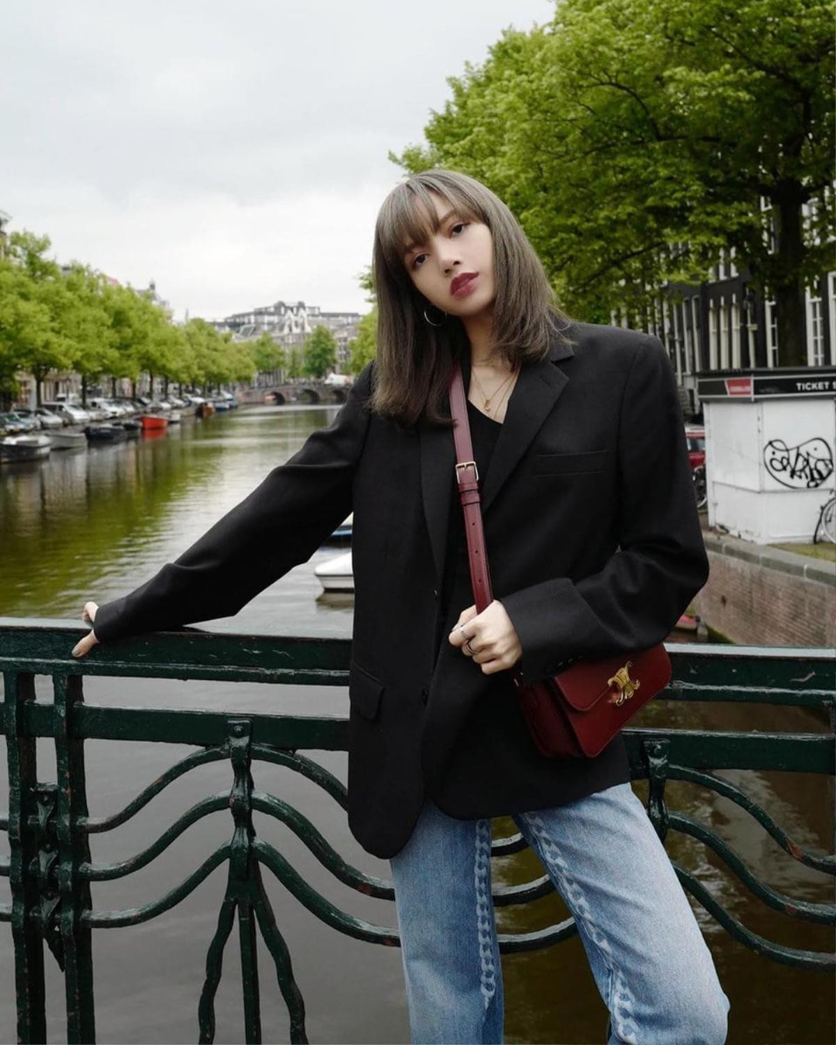 Sau cái eo nhỏ gây sốc, thời trang đường phố của Lisa (Blackpink) lại được fan tôn thờ như fashionista Ảnh 1