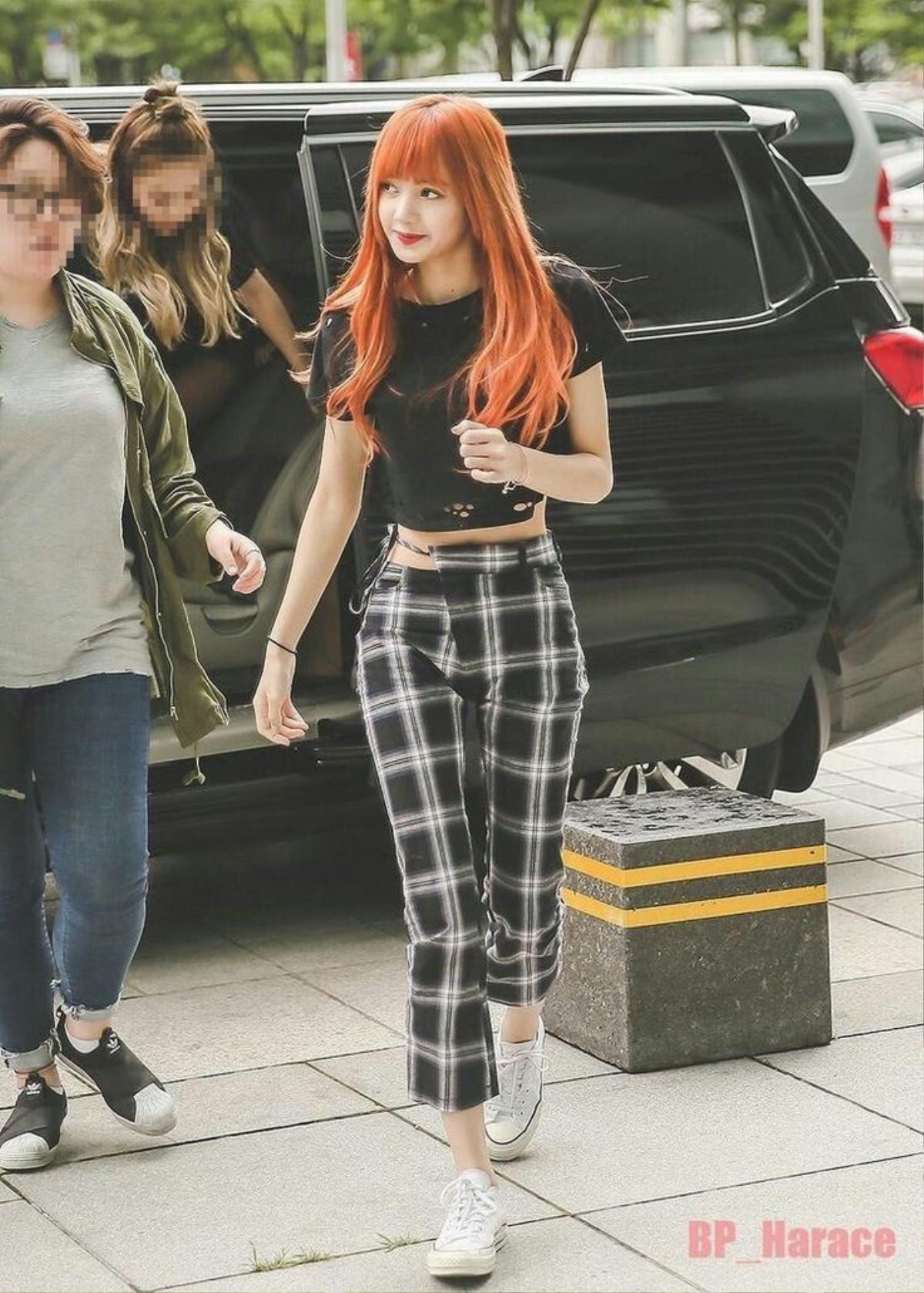 Sau cái eo nhỏ gây sốc, thời trang đường phố của Lisa (Blackpink) lại được fan tôn thờ như fashionista Ảnh 17