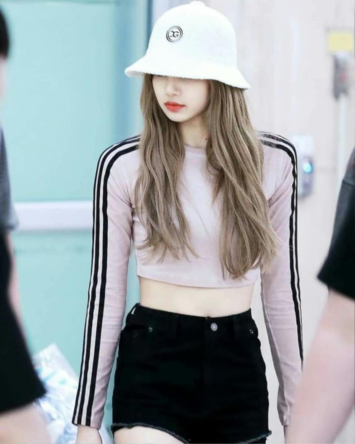 Sau cái eo nhỏ gây sốc, thời trang đường phố của Lisa (Blackpink) lại được fan tôn thờ như fashionista Ảnh 18