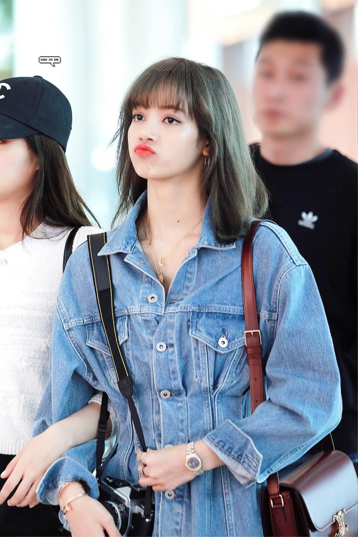 Sau cái eo nhỏ gây sốc, thời trang đường phố của Lisa (Blackpink) lại được fan tôn thờ như fashionista Ảnh 21