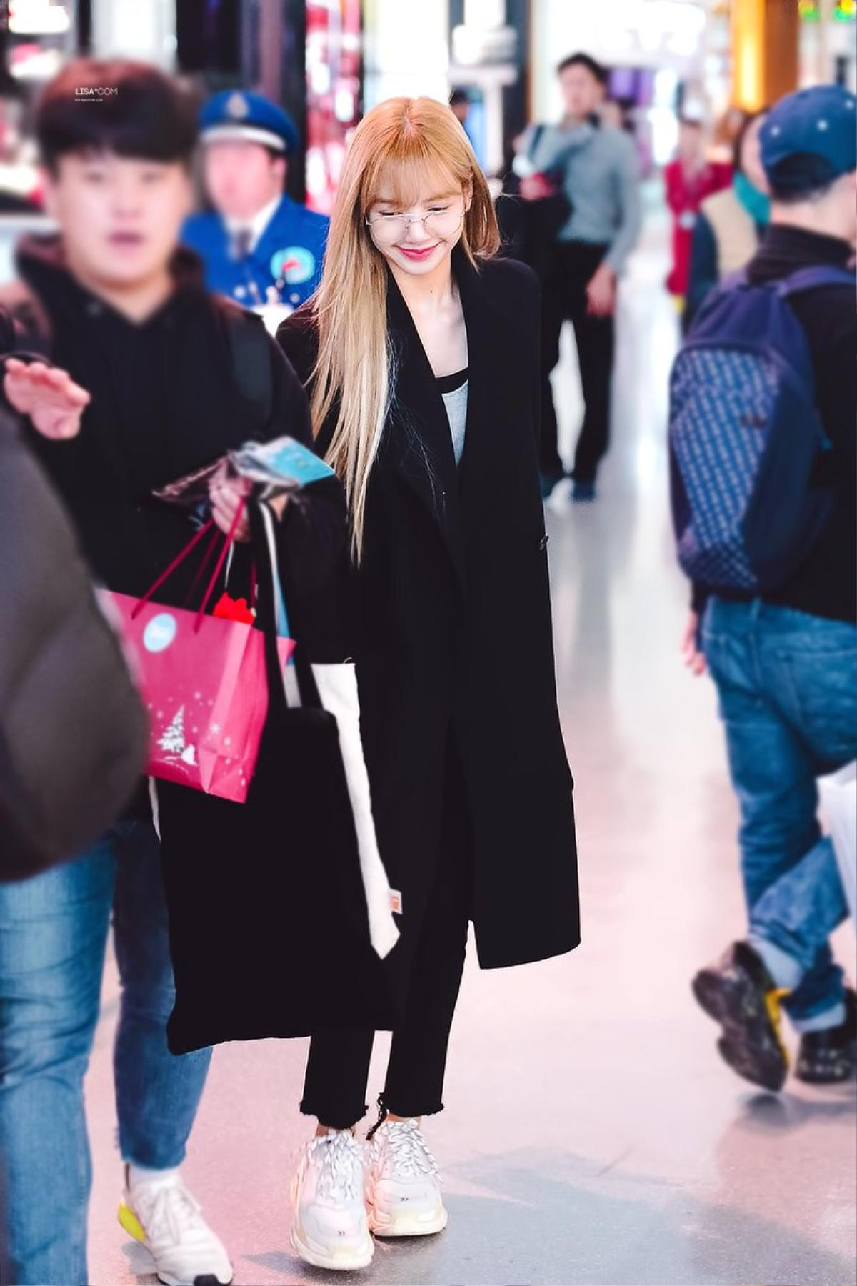 Sau cái eo nhỏ gây sốc, thời trang đường phố của Lisa (Blackpink) lại được fan tôn thờ như fashionista Ảnh 4