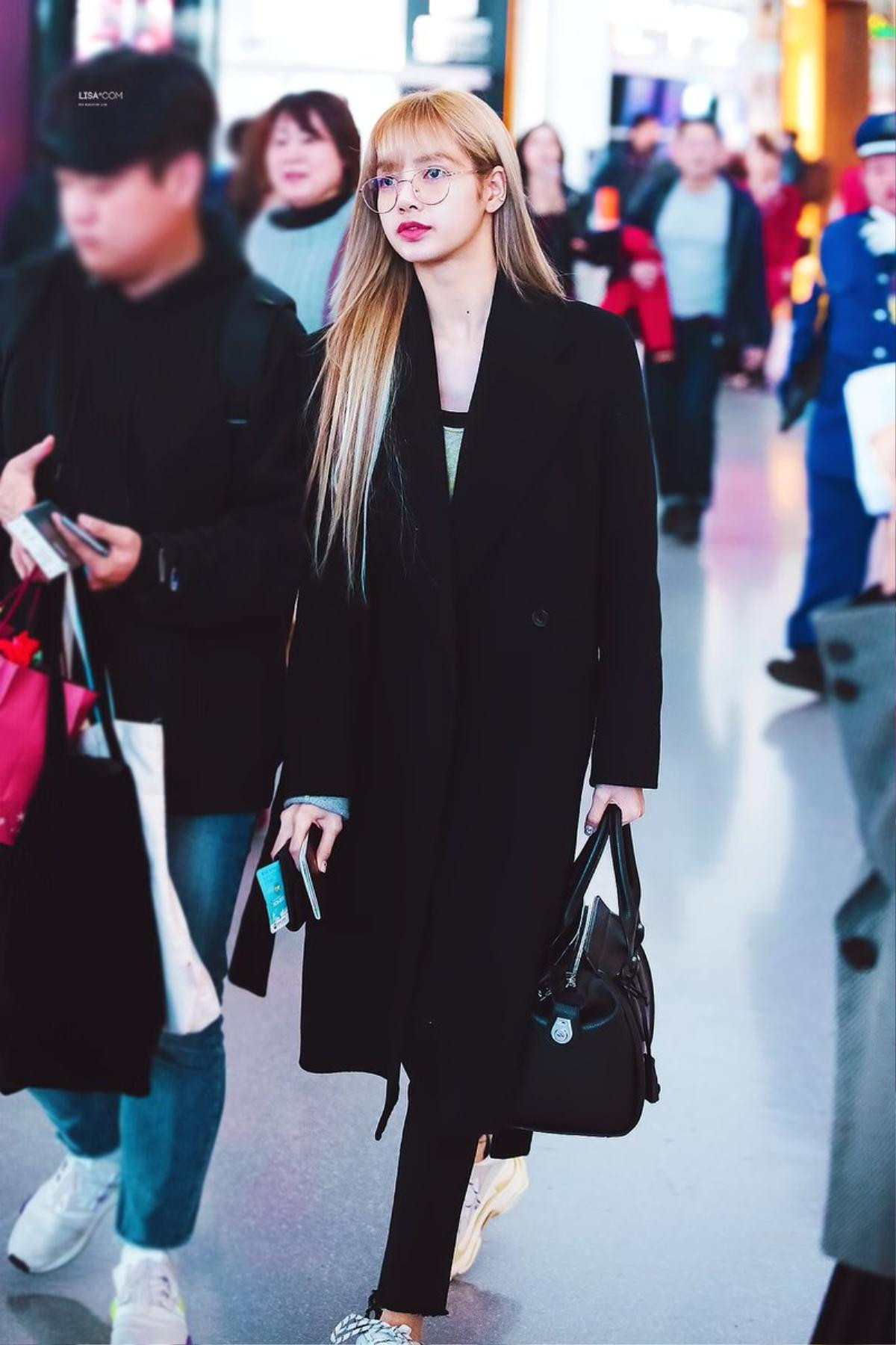 Sau cái eo nhỏ gây sốc, thời trang đường phố của Lisa (Blackpink) lại được fan tôn thờ như fashionista Ảnh 5