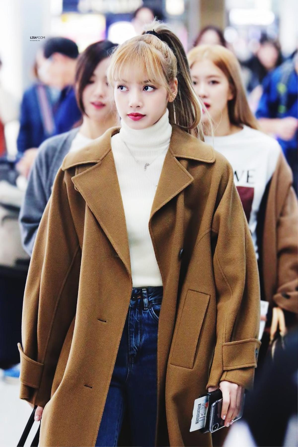 Sau cái eo nhỏ gây sốc, thời trang đường phố của Lisa (Blackpink) lại được fan tôn thờ như fashionista Ảnh 6