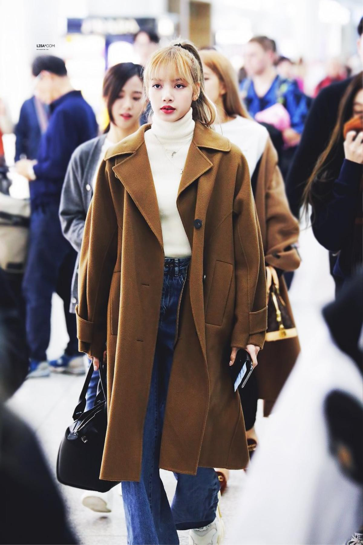 Sau cái eo nhỏ gây sốc, thời trang đường phố của Lisa (Blackpink) lại được fan tôn thờ như fashionista Ảnh 7