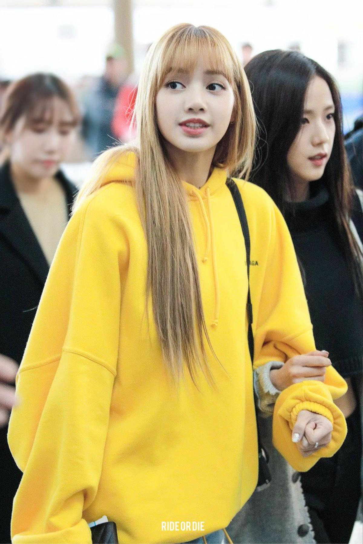 Sau cái eo nhỏ gây sốc, thời trang đường phố của Lisa (Blackpink) lại được fan tôn thờ như fashionista Ảnh 8