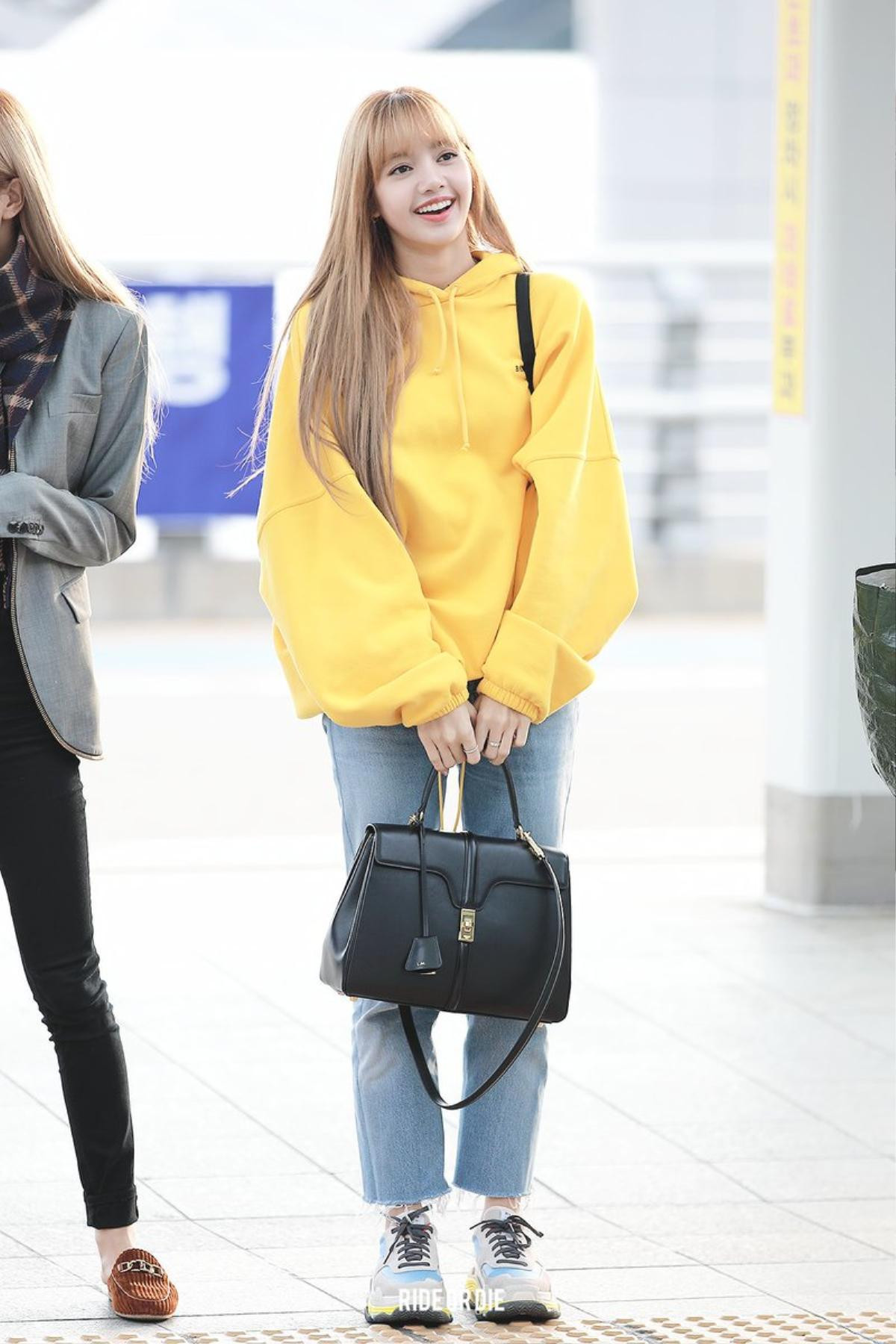 Sau cái eo nhỏ gây sốc, thời trang đường phố của Lisa (Blackpink) lại được fan tôn thờ như fashionista Ảnh 9