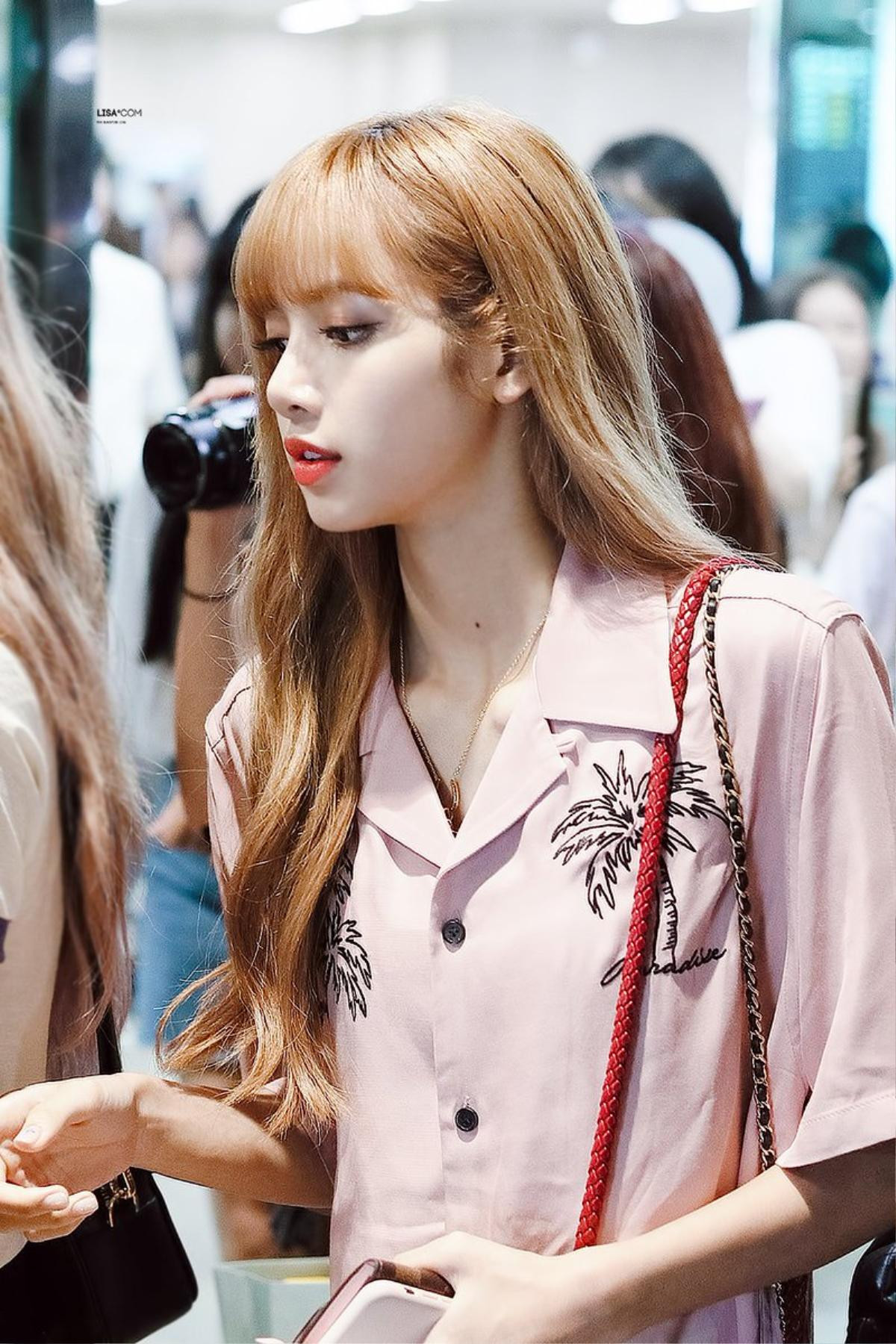 Sau cái eo nhỏ gây sốc, thời trang đường phố của Lisa (Blackpink) lại được fan tôn thờ như fashionista Ảnh 10