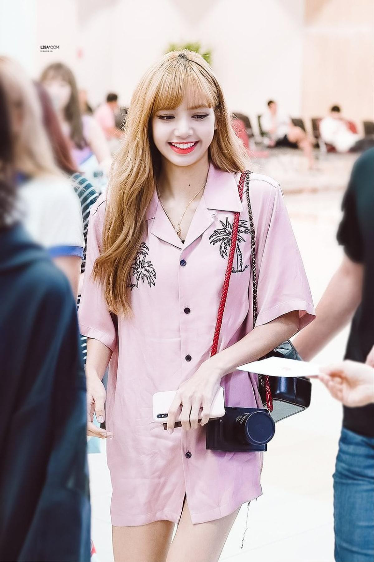 Sau cái eo nhỏ gây sốc, thời trang đường phố của Lisa (Blackpink) lại được fan tôn thờ như fashionista Ảnh 11