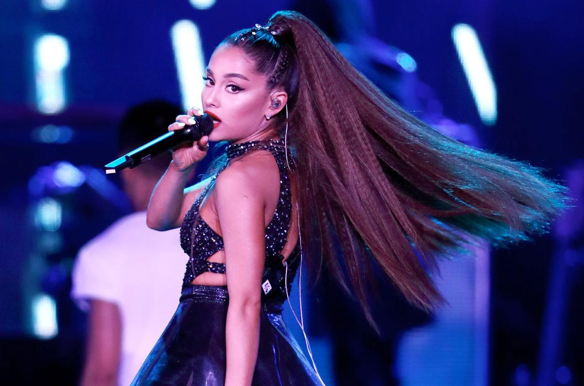 Học lỏm cách buộc tóc đuôi ngựa đẹp sang chảnh lại ăn gian chiều cao của Ariana Grande Ảnh 2