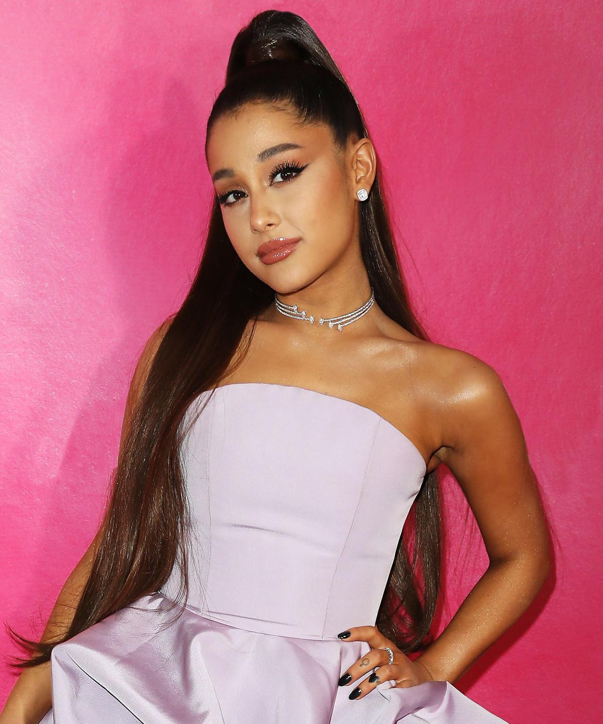 Học lỏm cách buộc tóc đuôi ngựa đẹp sang chảnh lại ăn gian chiều cao của Ariana Grande Ảnh 1