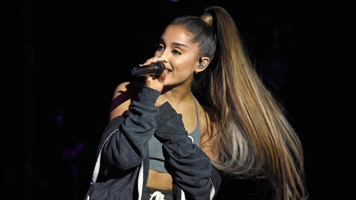 Học lỏm cách buộc tóc đuôi ngựa đẹp sang chảnh lại ăn gian chiều cao của Ariana Grande Ảnh 5