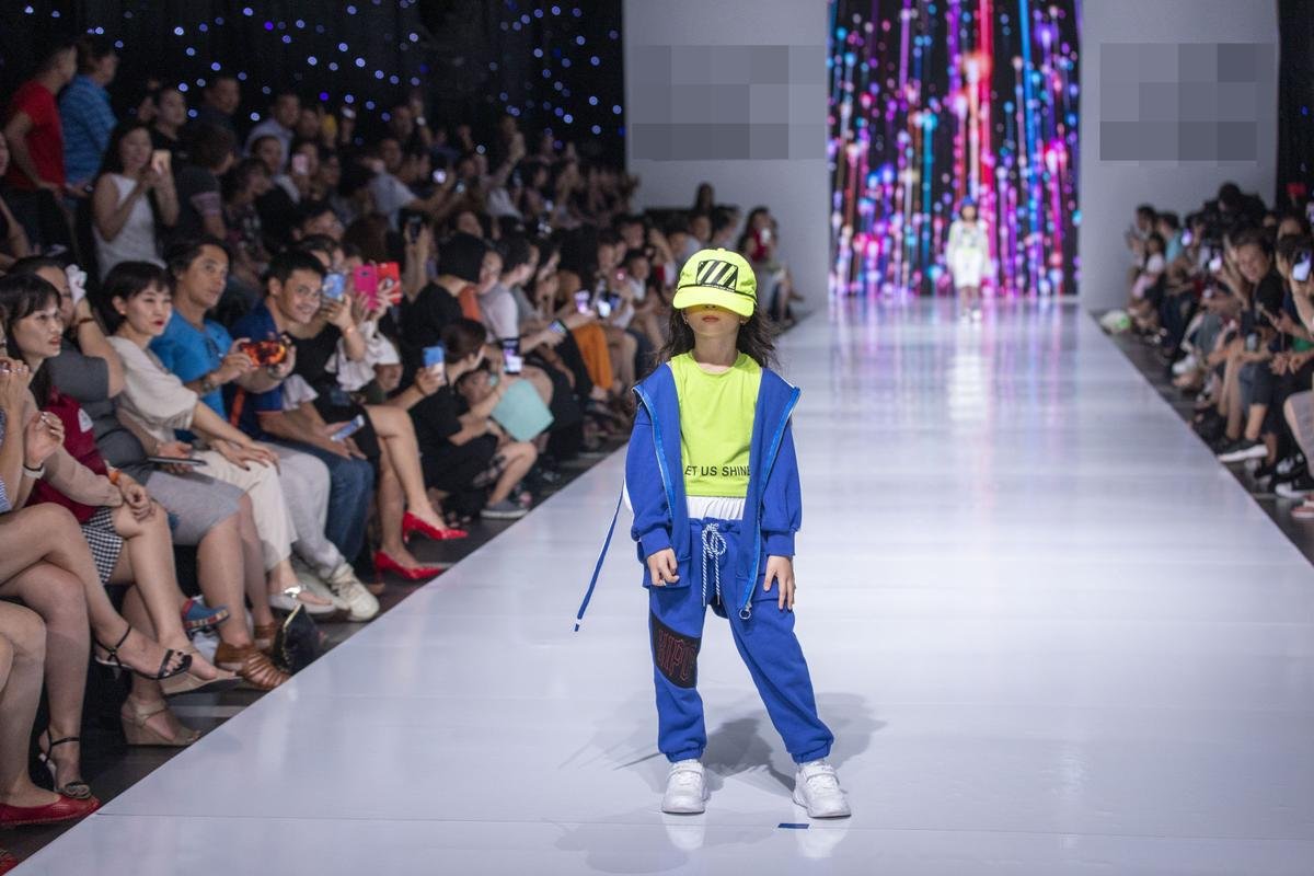 Mẫu nhí mặc chất lừ, catwalk tưng bừng trên sàn diễn Ảnh 1