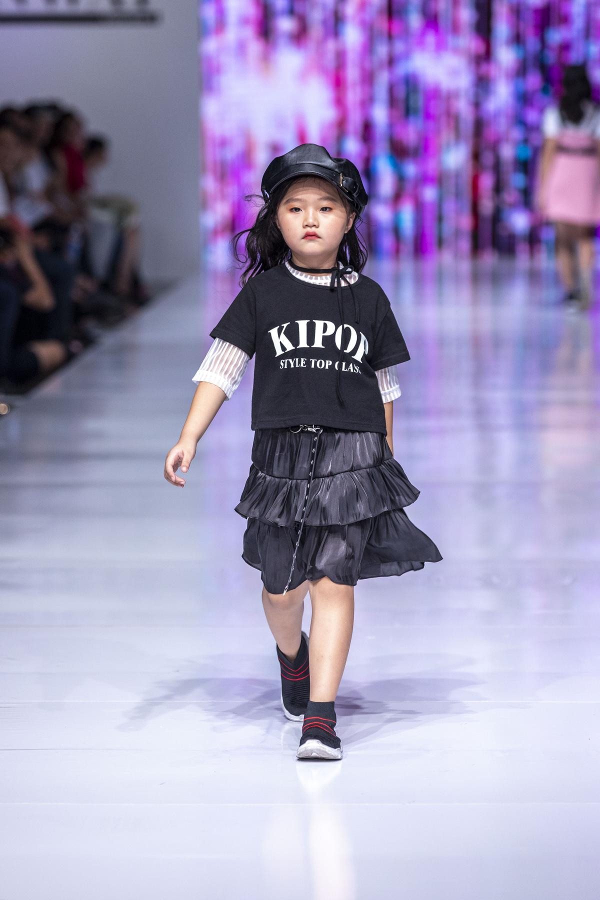 Mẫu nhí mặc chất lừ, catwalk tưng bừng trên sàn diễn Ảnh 2