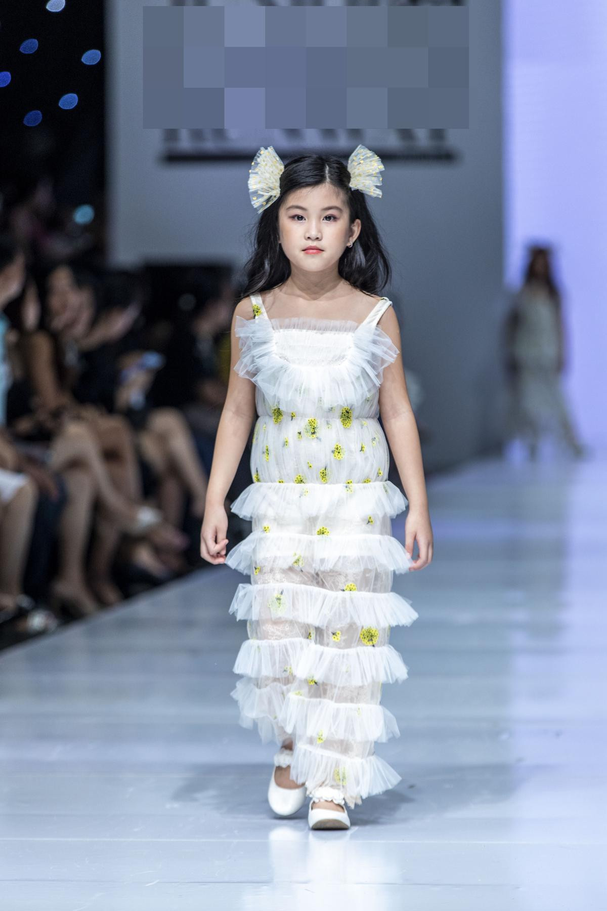 Mẫu nhí mặc chất lừ, catwalk tưng bừng trên sàn diễn Ảnh 5