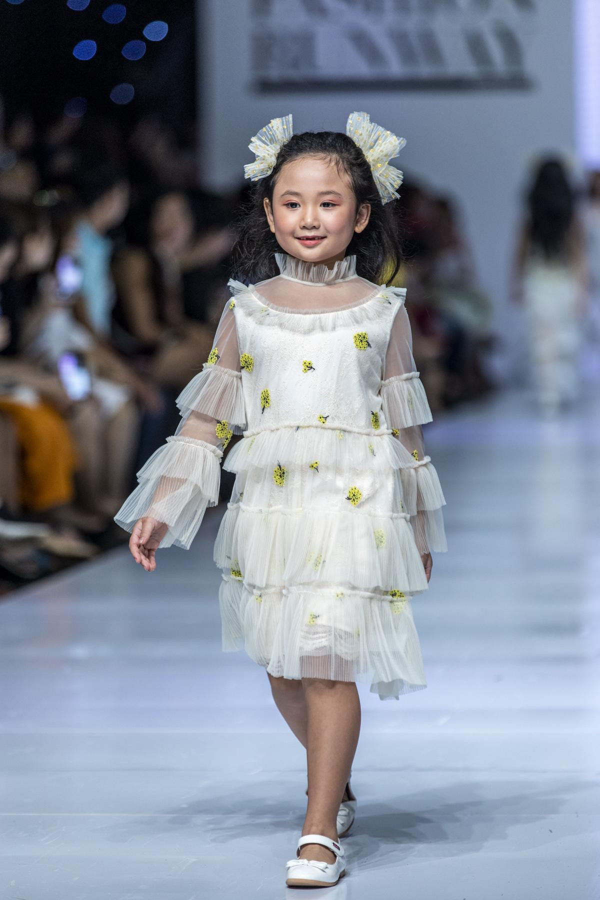 Mẫu nhí mặc chất lừ, catwalk tưng bừng trên sàn diễn Ảnh 6