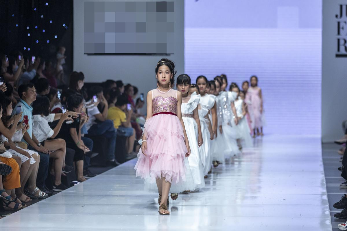 Mẫu nhí mặc chất lừ, catwalk tưng bừng trên sàn diễn Ảnh 8