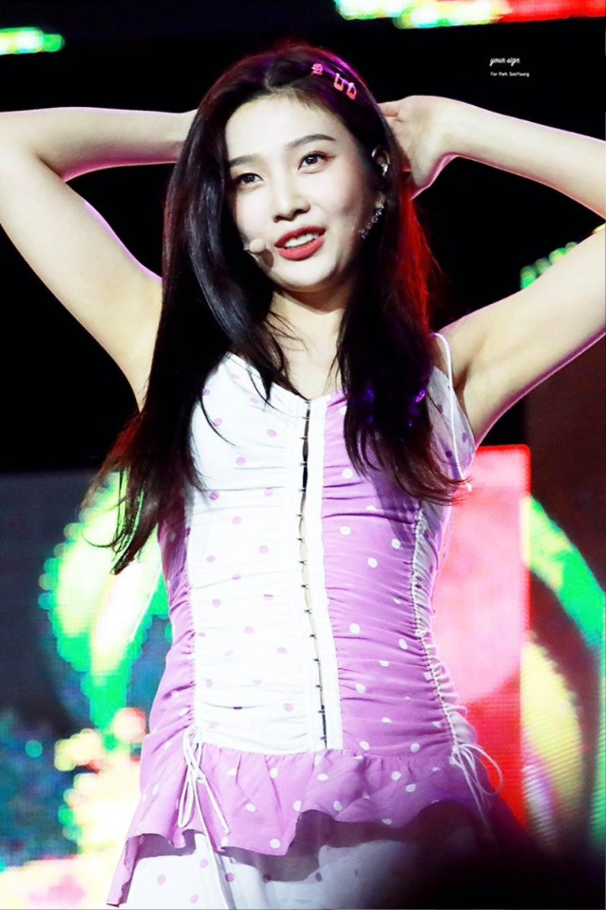 Joy (Red Velvet) bị dìm hàng bởi chiếc váy chấm bi sến súa khiến khán giả hâm mộ thất vọng Ảnh 4