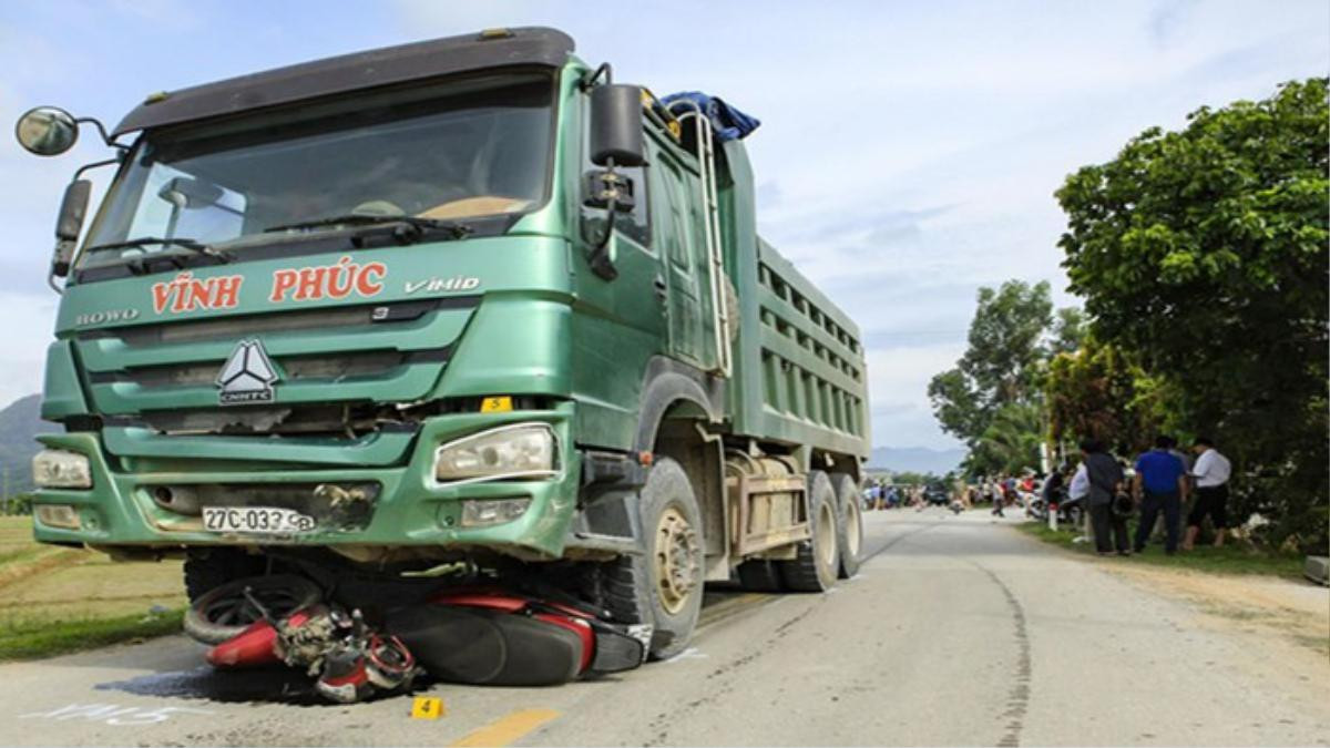 Xe tải lấn làn gây tai nạn, kéo lê xe máy hơn 70m khiến cháu bé 1 tuổi tử vong Ảnh 1