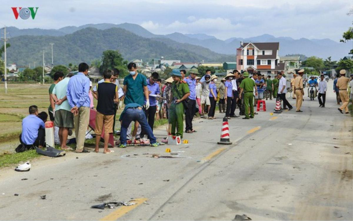 Xe tải lấn làn gây tai nạn, kéo lê xe máy hơn 70m khiến cháu bé 1 tuổi tử vong Ảnh 2