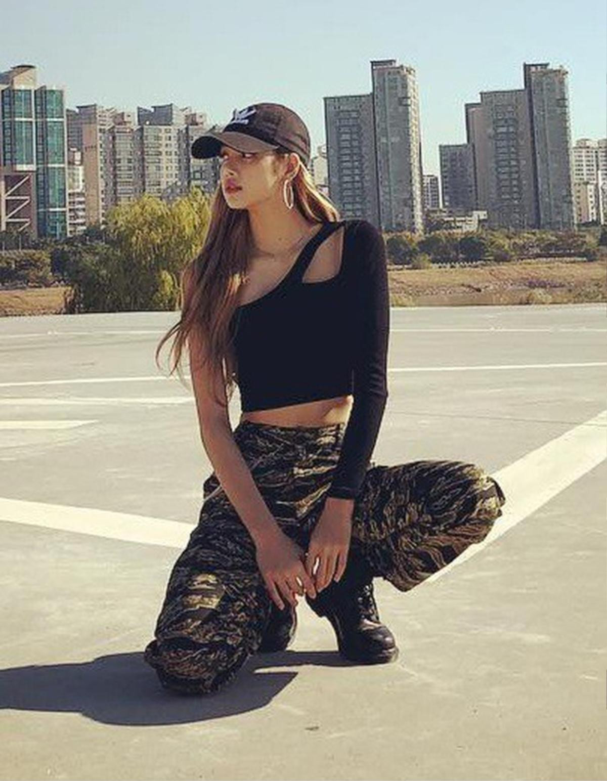 Mỗi lần mặc croptop Lisa (BlackPink) đều gây bão với vòng eo bé tí đến khó tin Ảnh 14