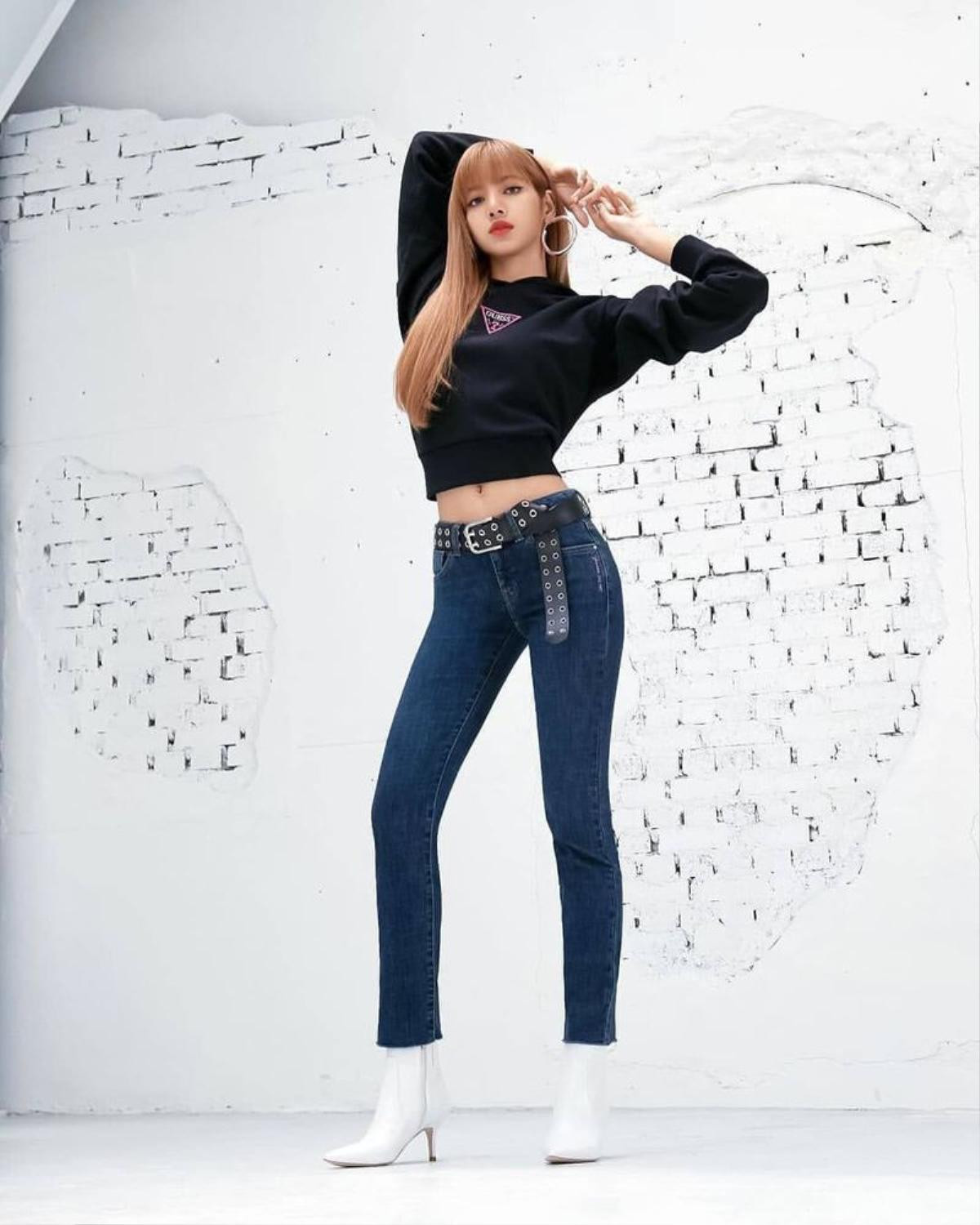 Mỗi lần mặc croptop Lisa (BlackPink) đều gây bão với vòng eo bé tí đến khó tin Ảnh 16