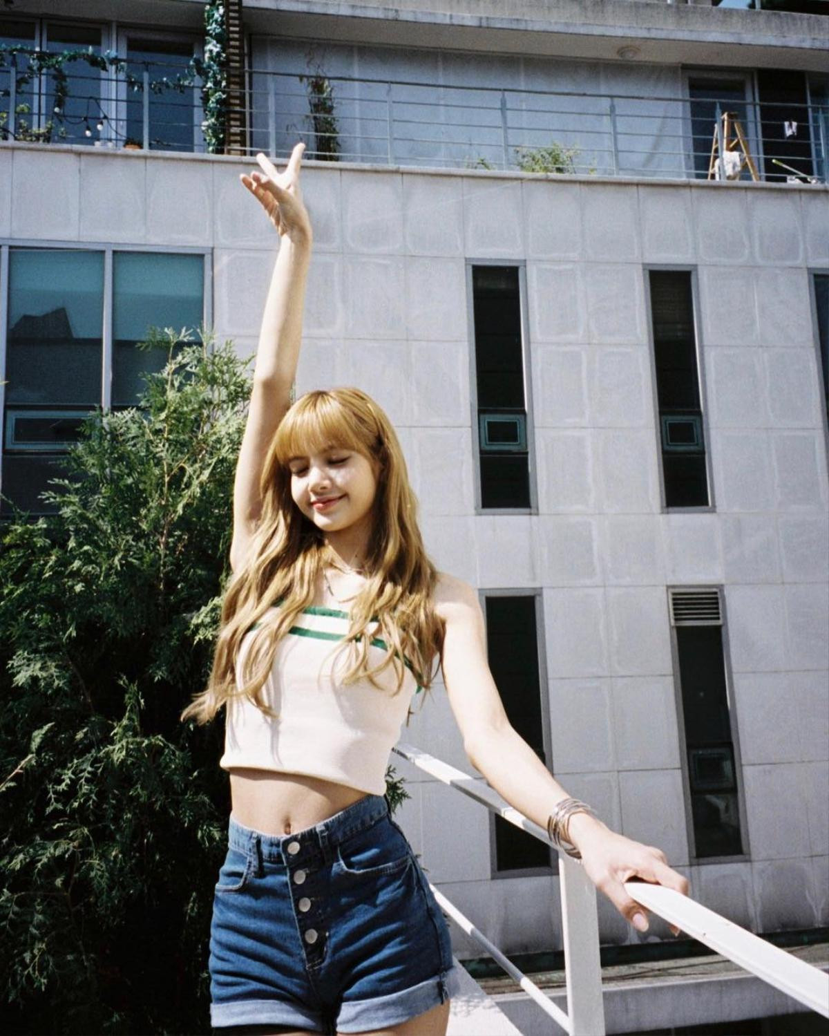 Mỗi lần mặc croptop Lisa (BlackPink) đều gây bão với vòng eo bé tí đến khó tin Ảnh 10