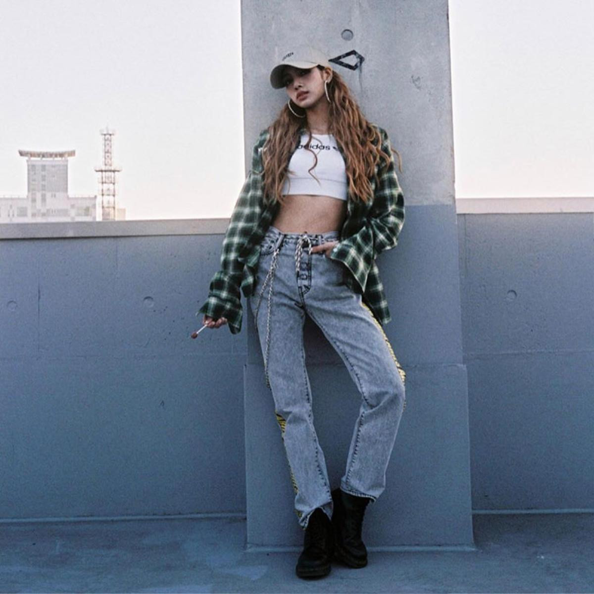 Mỗi lần mặc croptop Lisa (BlackPink) đều gây bão với vòng eo bé tí đến khó tin Ảnh 13