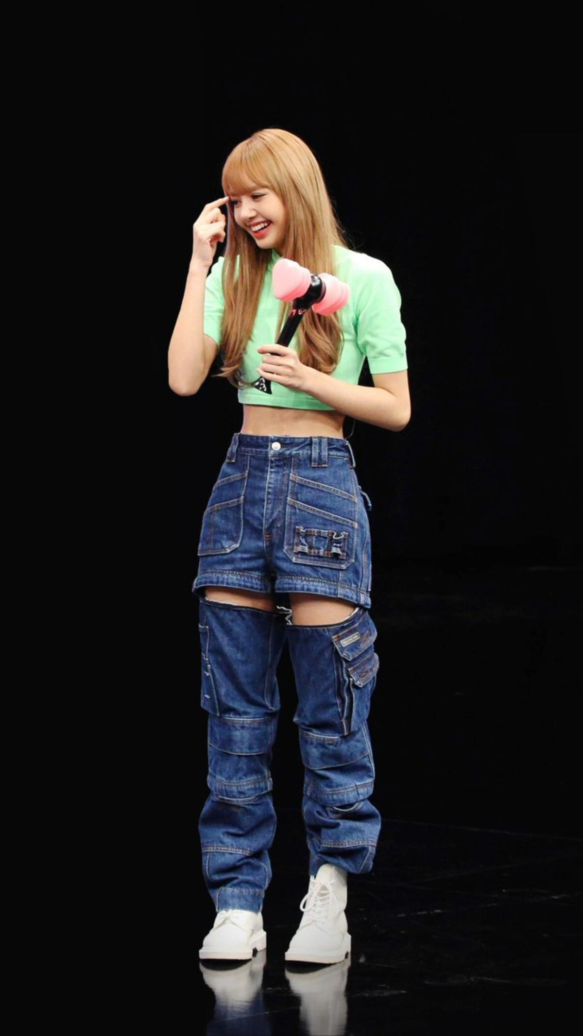 Mỗi lần mặc croptop Lisa (BlackPink) đều gây bão với vòng eo bé tí đến khó tin Ảnh 15