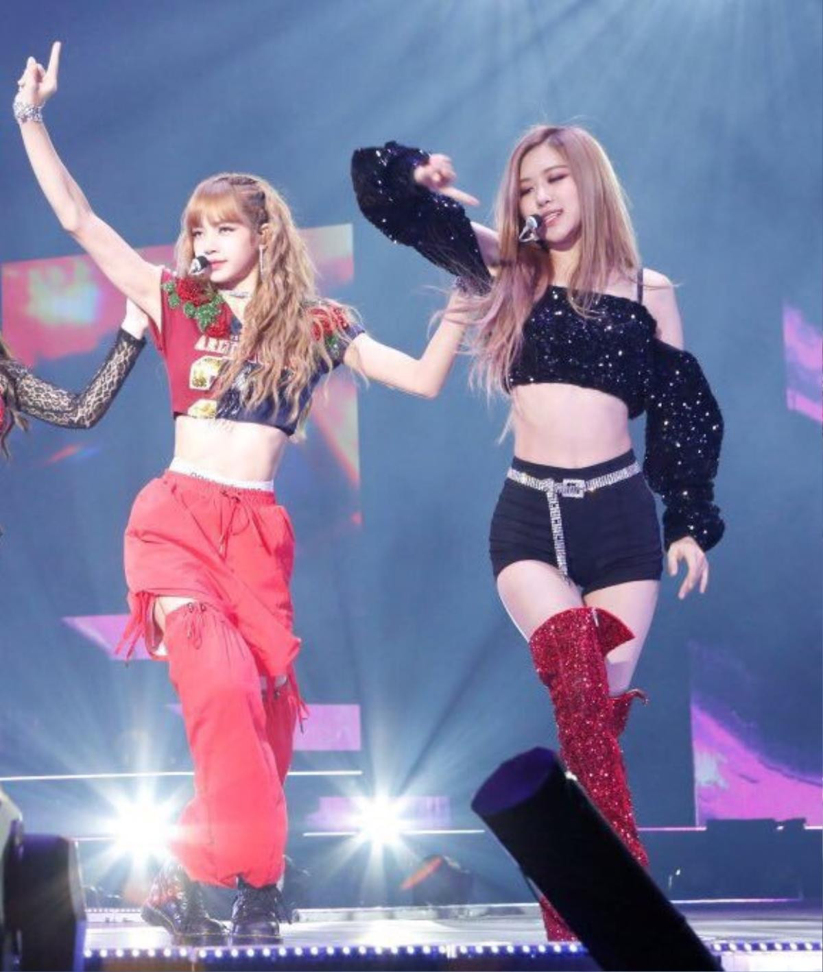 Mỗi lần mặc croptop Lisa (BlackPink) đều gây bão với vòng eo bé tí đến khó tin Ảnh 19