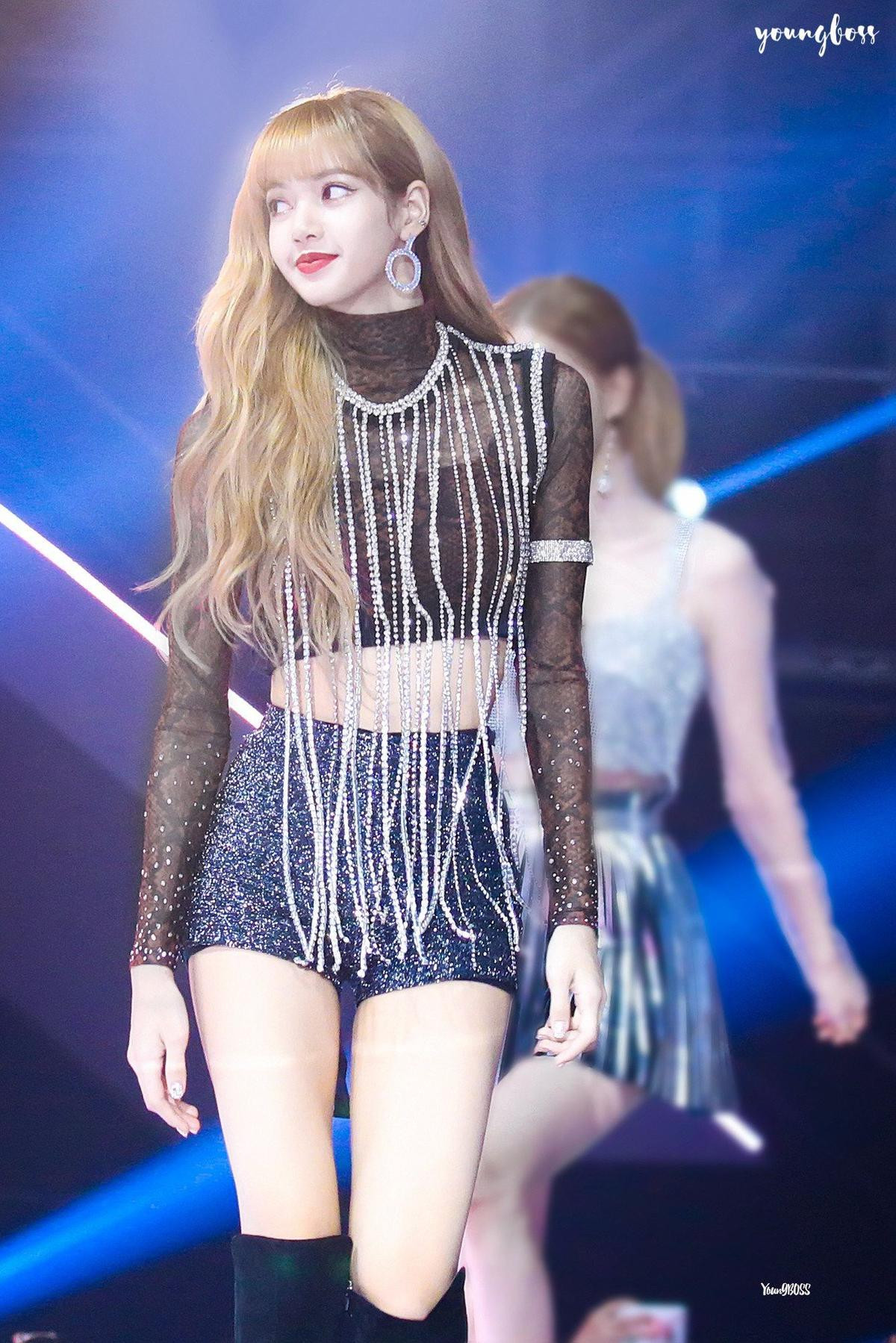 Mỗi lần mặc croptop Lisa (BlackPink) đều gây bão với vòng eo bé tí đến khó tin Ảnh 8