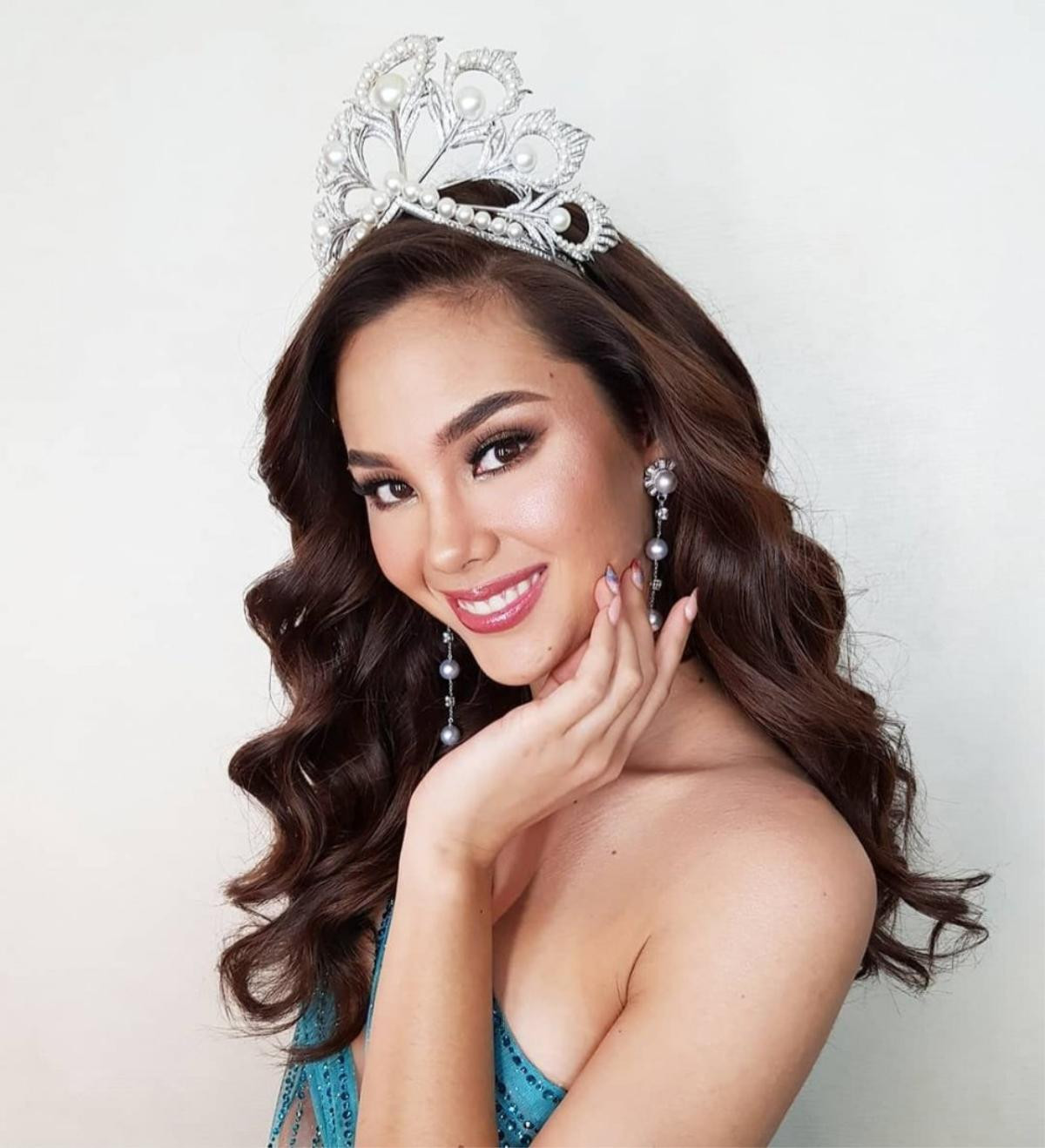 Thực hư việc Mèo xám Catriona Gray đội vương miện Mikimoto 'fake' trong đêm CK Hoa hậu Hoàn vũ Philippines 2019 Ảnh 6