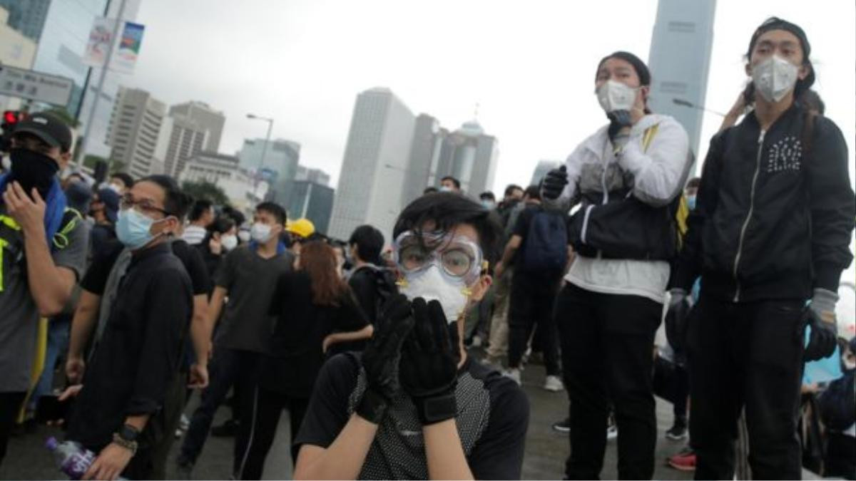 Hàng ngàn người Hong Kong tràn xuống đường phản đối dự luật dẫn độ, cảnh sát phun vòi rồng trấn áp người quá khích Ảnh 2