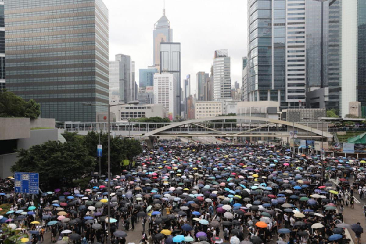 Hàng ngàn người Hong Kong tràn xuống đường phản đối dự luật dẫn độ, cảnh sát phun vòi rồng trấn áp người quá khích Ảnh 3