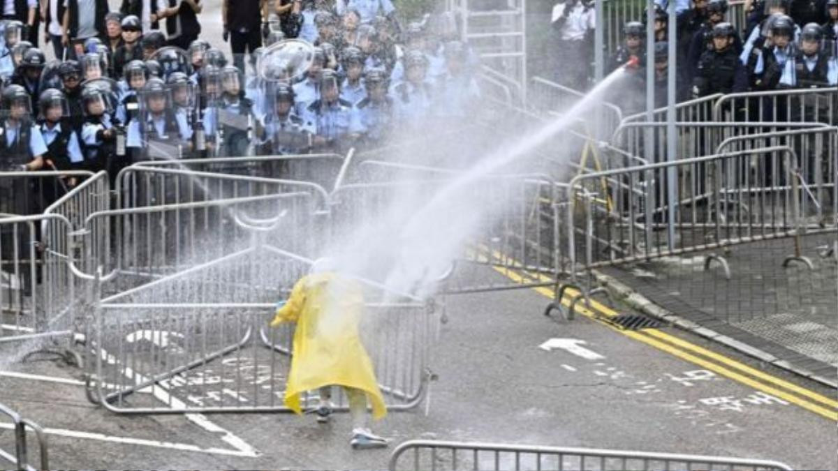 Hàng ngàn người Hong Kong tràn xuống đường phản đối dự luật dẫn độ, cảnh sát phun vòi rồng trấn áp người quá khích Ảnh 4