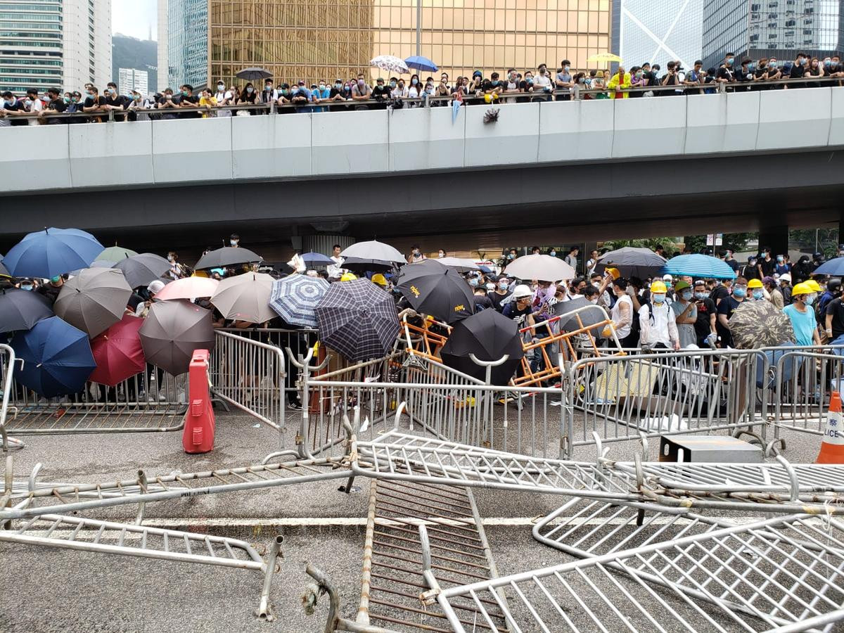 Hàng ngàn người Hong Kong tràn xuống đường phản đối dự luật dẫn độ, cảnh sát phun vòi rồng trấn áp người quá khích Ảnh 5