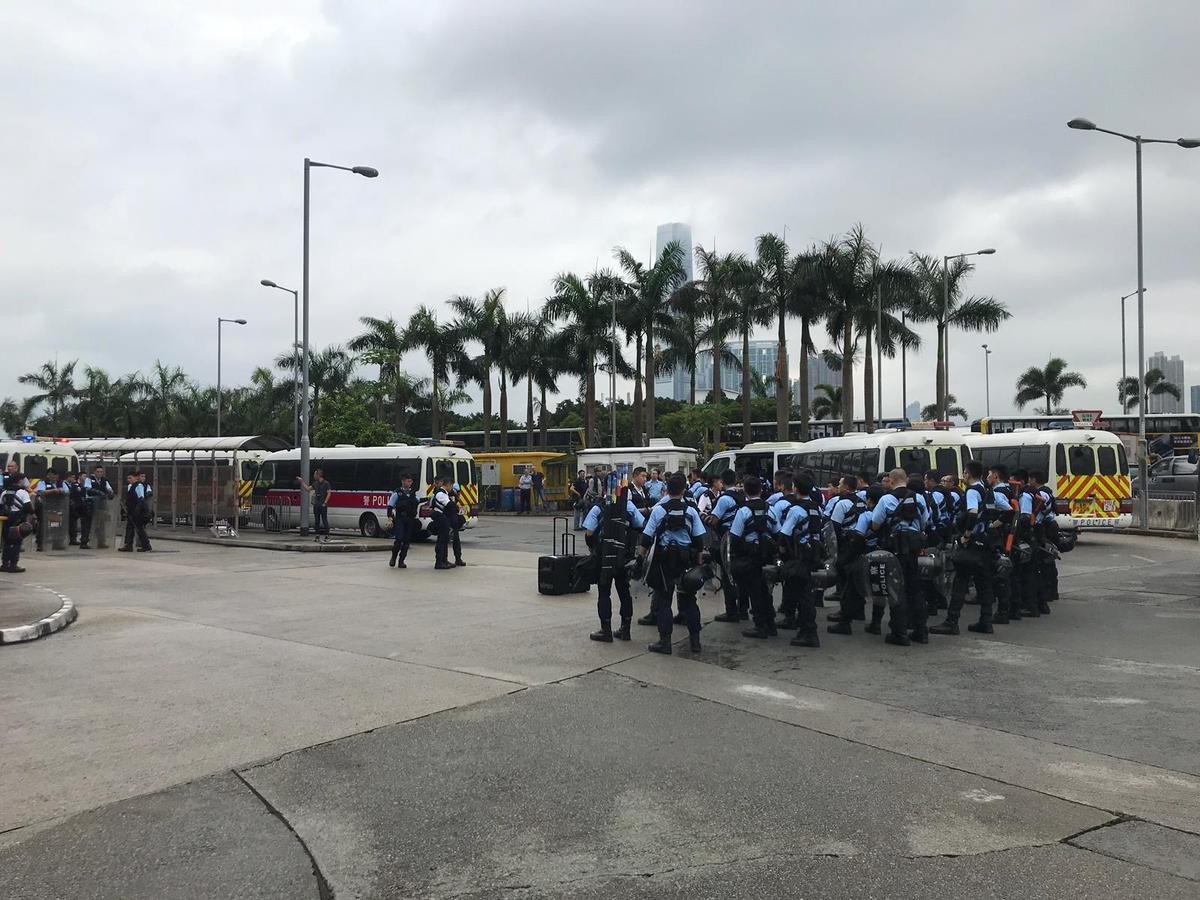 Hàng ngàn người Hong Kong tràn xuống đường phản đối dự luật dẫn độ, cảnh sát phun vòi rồng trấn áp người quá khích Ảnh 6