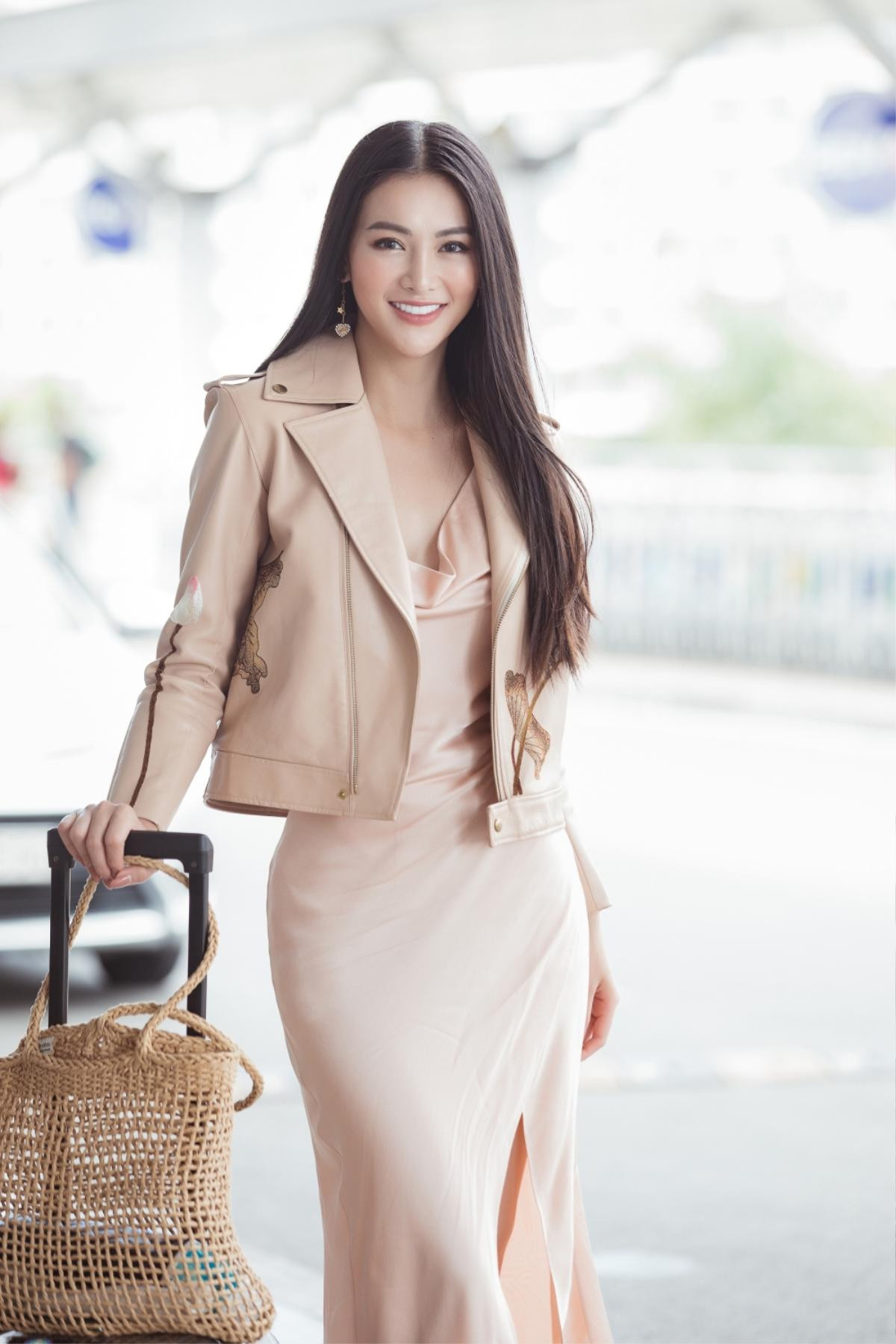 Đi chấm thi Miss Earth Singapore, Hoa hậu Phương Khánh đẹp như thần Vệ Nữ làm náo loạn sân bay Ảnh 1