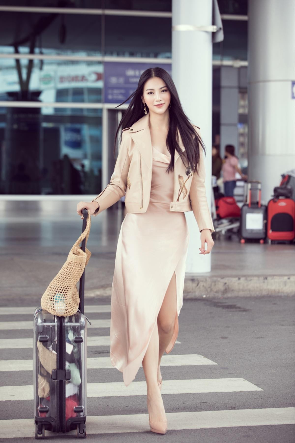 Đi chấm thi Miss Earth Singapore, Hoa hậu Phương Khánh đẹp như thần Vệ Nữ làm náo loạn sân bay Ảnh 2