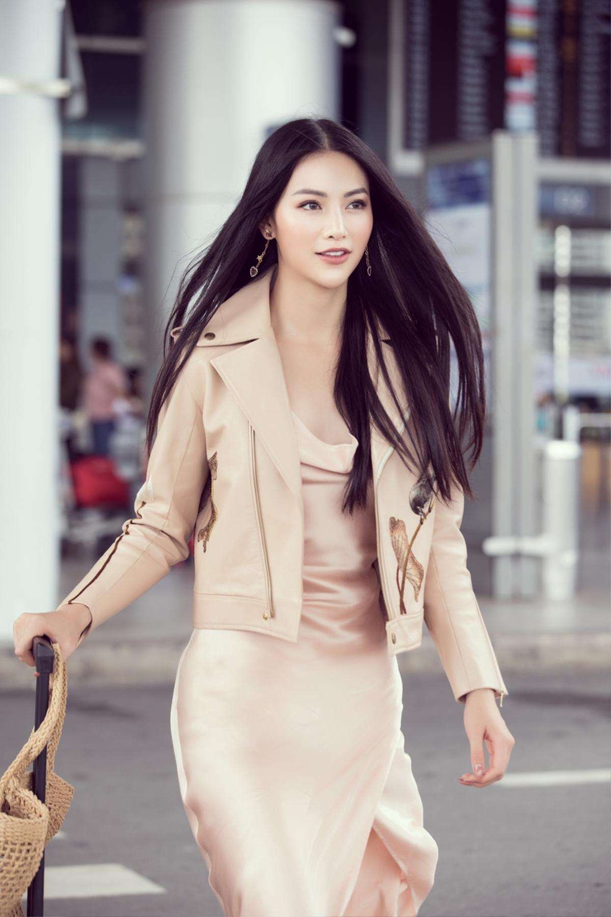 Đi chấm thi Miss Earth Singapore, Hoa hậu Phương Khánh đẹp như thần Vệ Nữ làm náo loạn sân bay Ảnh 3