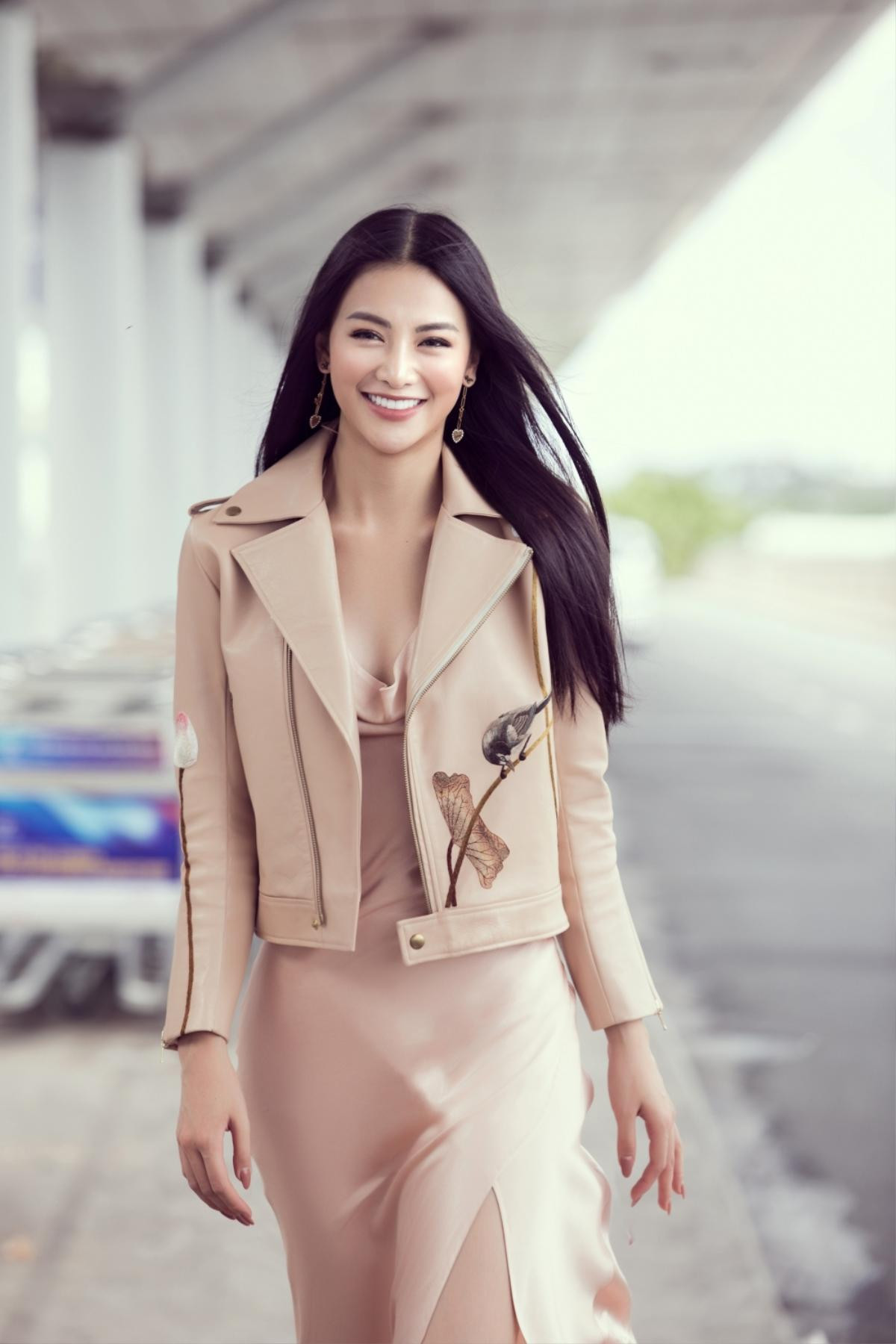 Đi chấm thi Miss Earth Singapore, Hoa hậu Phương Khánh đẹp như thần Vệ Nữ làm náo loạn sân bay Ảnh 4