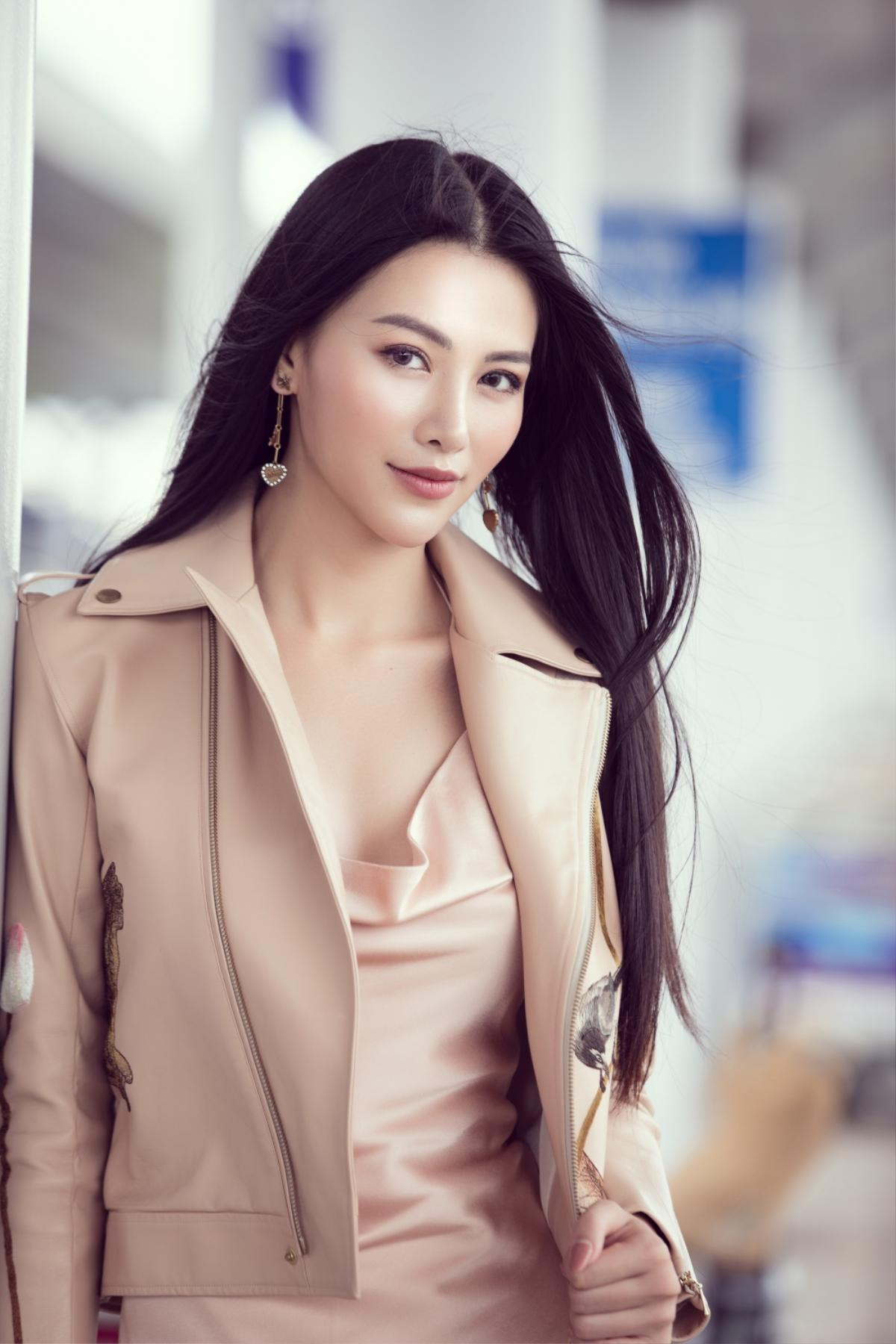 Đi chấm thi Miss Earth Singapore, Hoa hậu Phương Khánh đẹp như thần Vệ Nữ làm náo loạn sân bay Ảnh 7