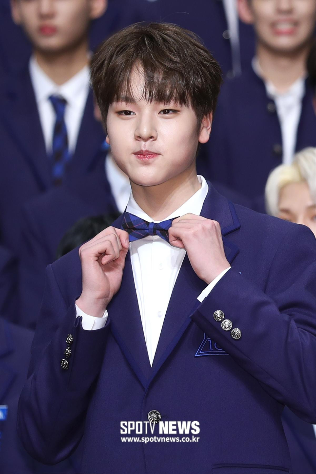 Produce X 101: Chụp được khoảnh khắc 'Bé Bự' Nam Dohyun một mình thưởng thức đồ ăn vặt Ảnh 6