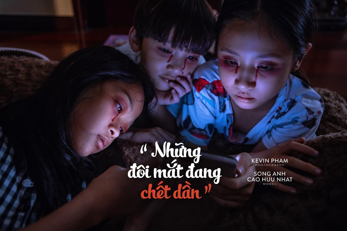 'Những đôi mắt đang chết dần': Bộ ảnh bóc trần cách dạy con bằng điện thoại của cha mẹ thời hiện đại Ảnh 1