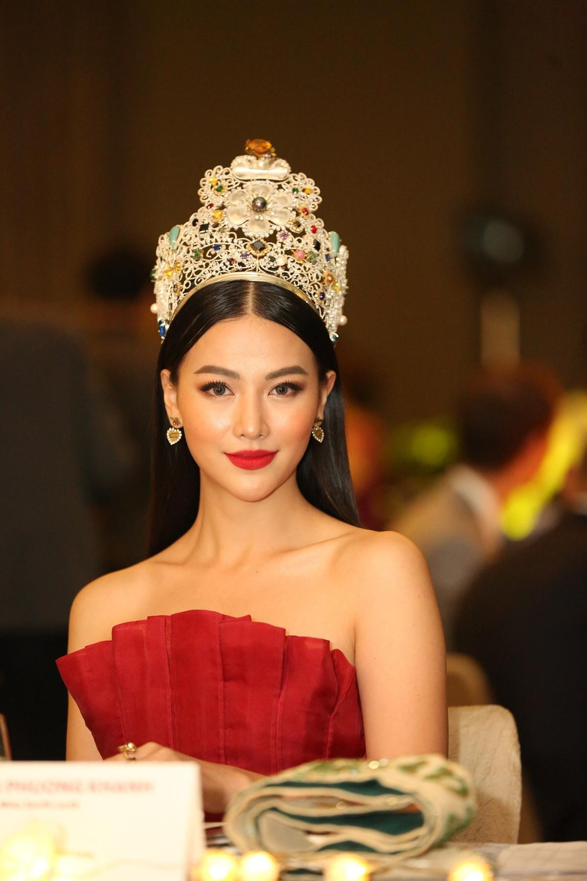 Phương Khánh khiến fan quốc đảo sư tử ngây ngất khi làm giám khảo Miss Earth Singapore 2019 Ảnh 1