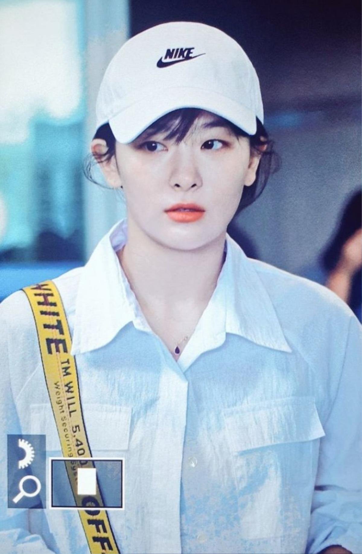 Seulgi (Red Velvet) chỉ diện trang phục trắng đen ra sân bay thôi mà chiếm trọn spotlight của cả nhóm Ảnh 7