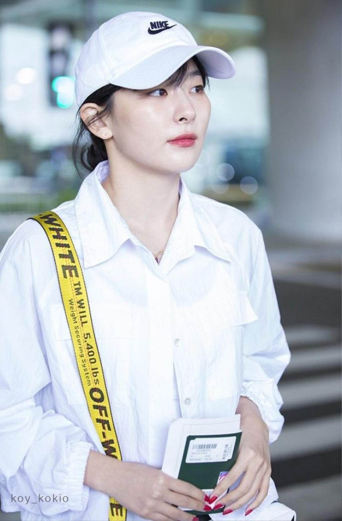 Seulgi (Red Velvet) chỉ diện trang phục trắng đen ra sân bay thôi mà chiếm trọn spotlight của cả nhóm Ảnh 1