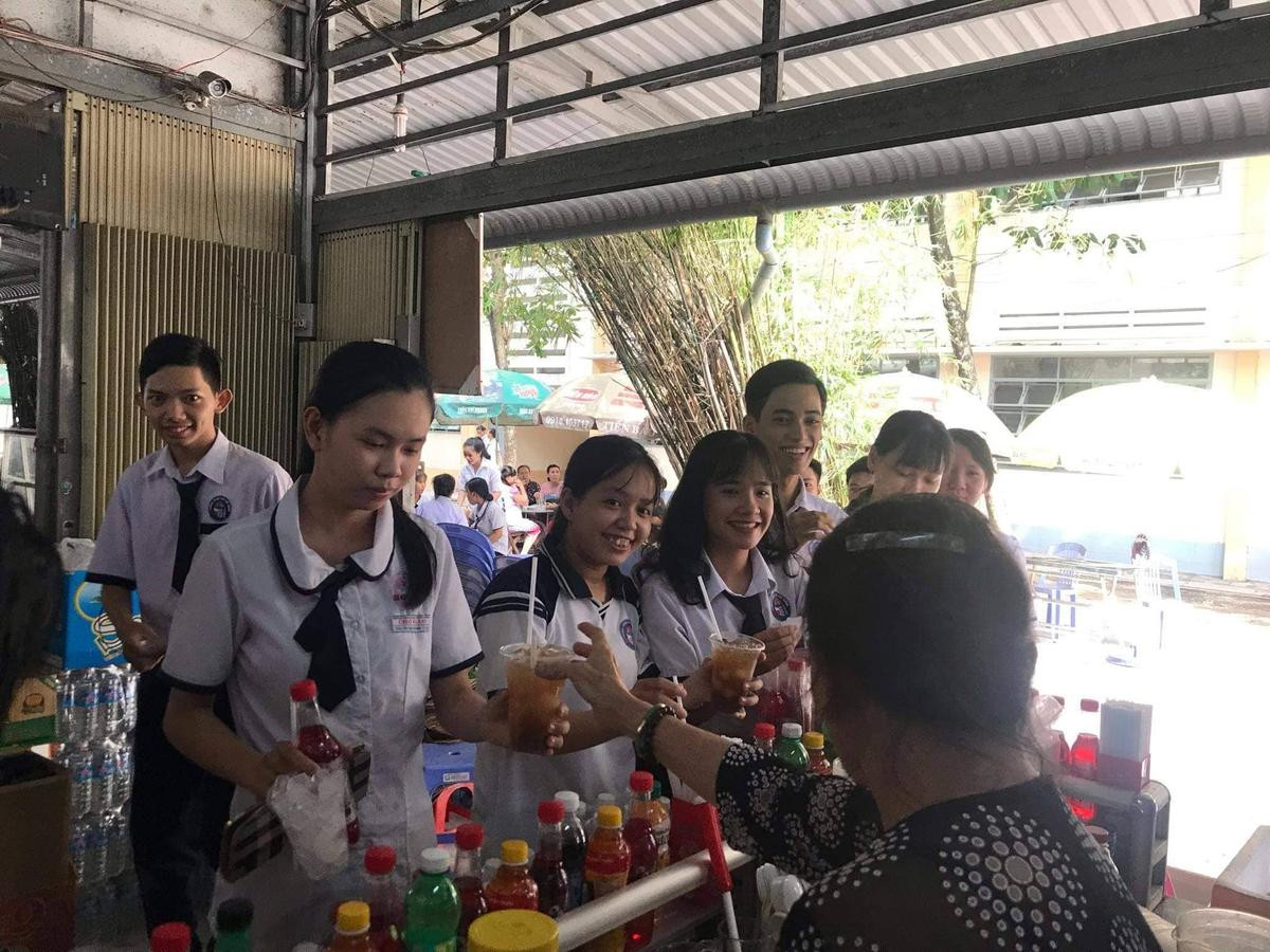 Ghen tị với căn tin 'trường người ta', dành hẳn 3 ngày tặng phiếu trà chanh miễn phí cho học sinh cuối cấp để tri ân tình cảm Ảnh 3